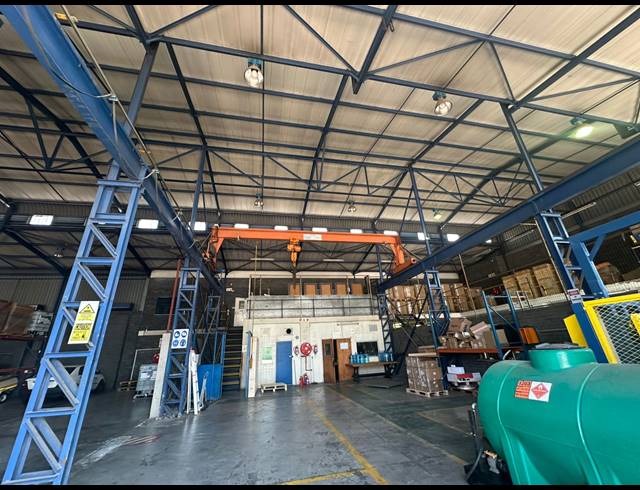 1,700M² WAREHOUSE TO LET IN SPARTAN